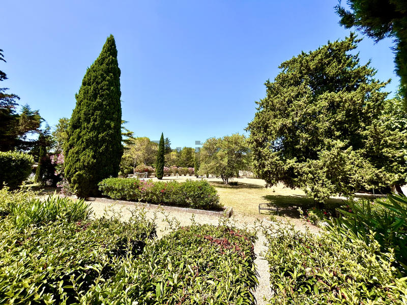 Propriété - 767 m² - 30 pièces