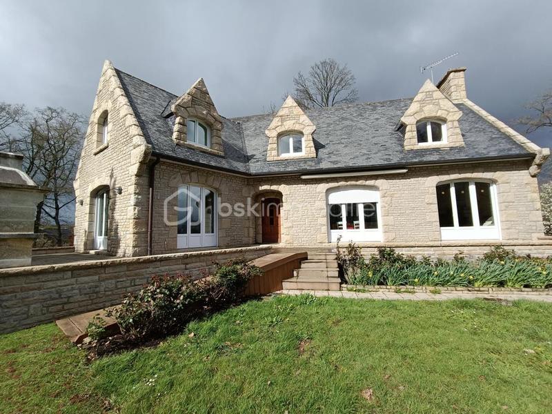 Demeure - 240 m² - 13 pièces