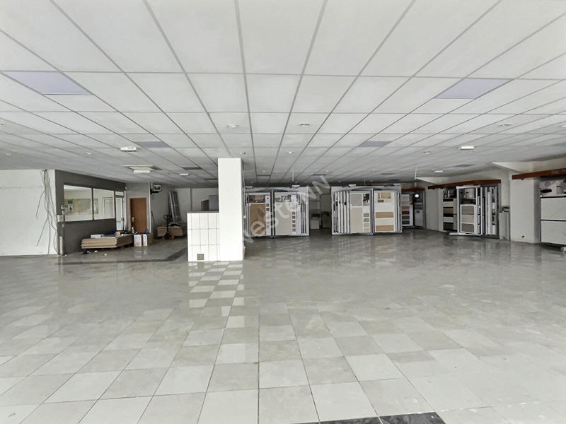 Local commercial - 1 920 m²