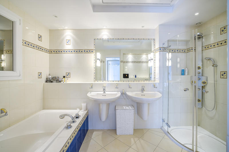 Villa - 220 m² - 6 pièces