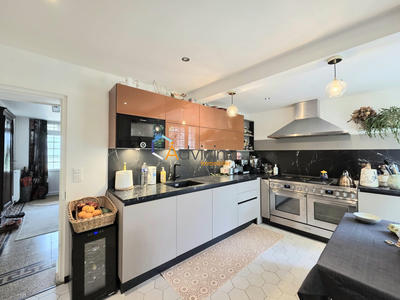 Maison - 233 m² - 8 pièces