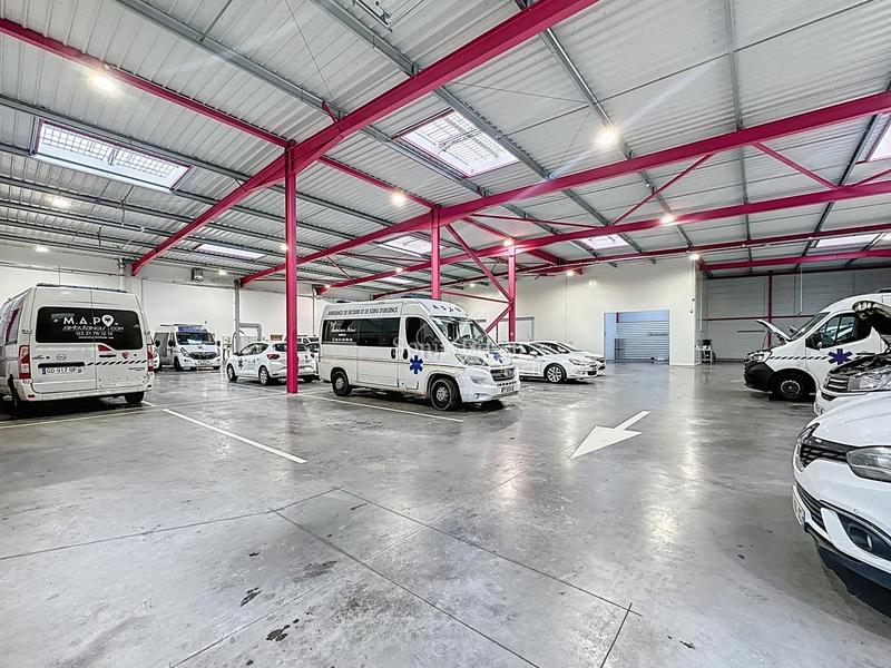 Local commercial - 2 400 m² - 20 pièces