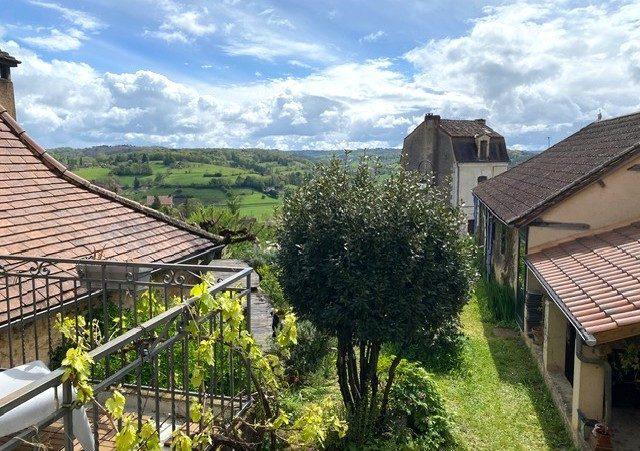 Maison traditionnelle - 300 m² - 8 pièces