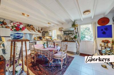 Maison - 330 m² - 6 pièces