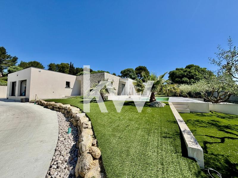 Maison - 230 m² - 8 pièces