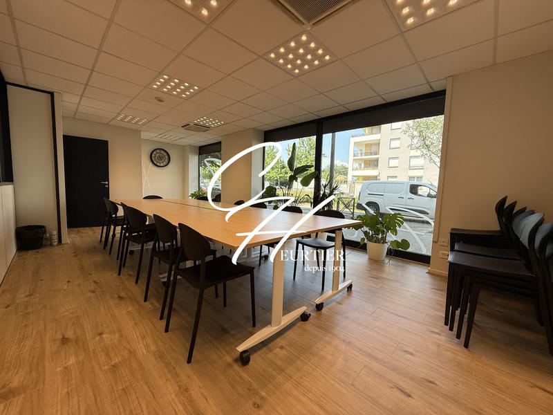 Local commercial - 334 m² - 14 pièces