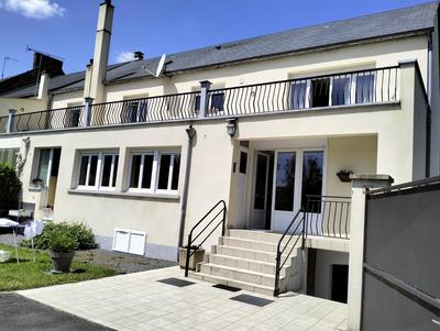 Maison - 275 m² - 10 pièces