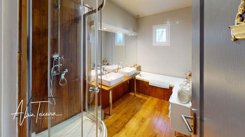 Maison - 194 m² - 9 pièces