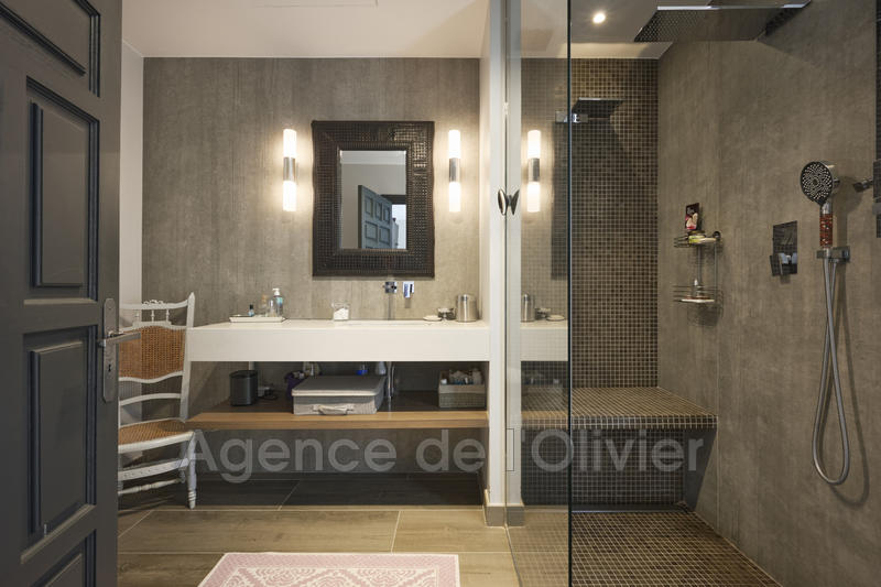 Propriété - 820 m² - 10 pièces