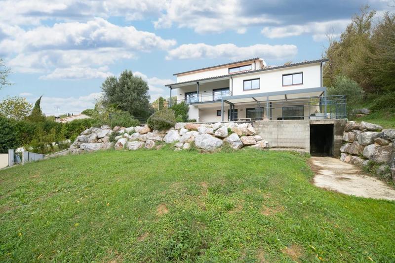 Villa - 245 m² - 9 pièces
