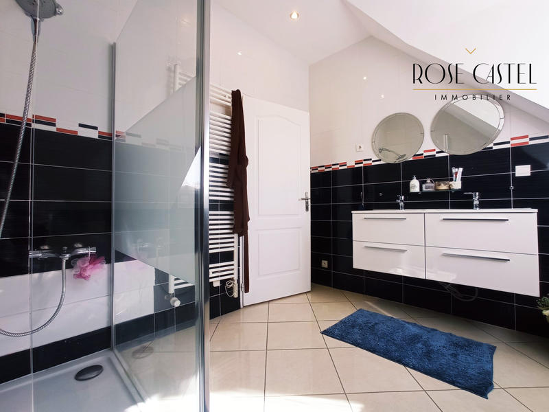 Maison - 221 m² - 6 pièces