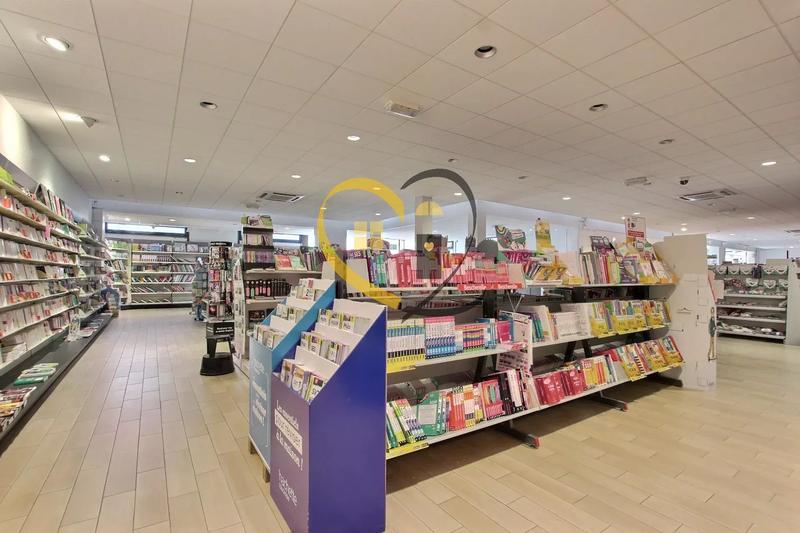 Local commercial - 573 m² - 1 pièce