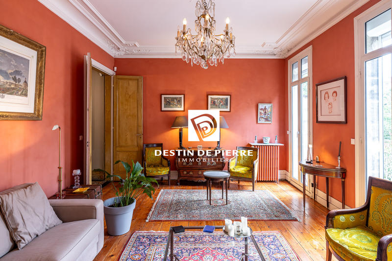 Maison - 240 m² - 8 pièces