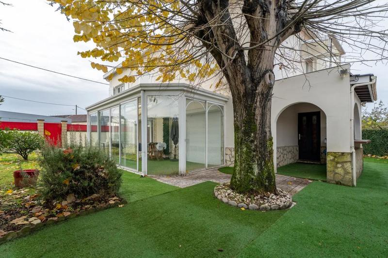 Maison - 220 m² - 10 pièces