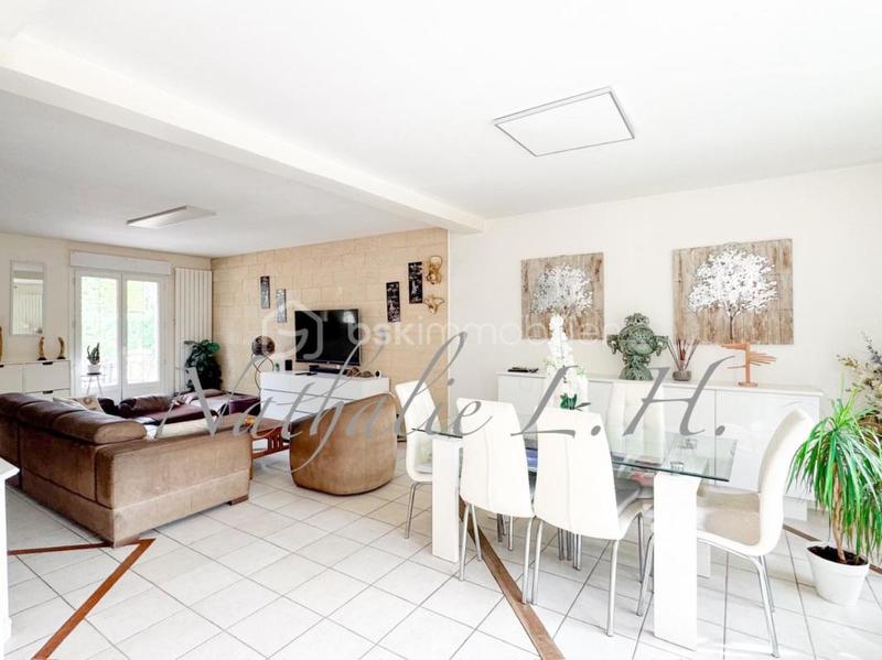 Pavillon - 240 m² - 8 pièces