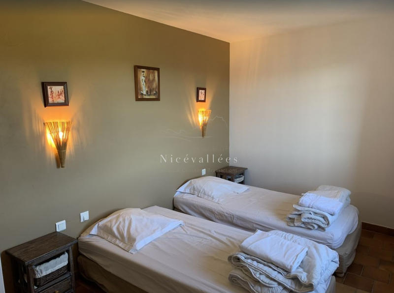 Maison - 180 m² - 8 pièces