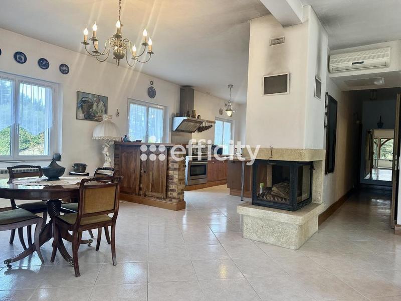 Maison - 211 m² - 8 pièces