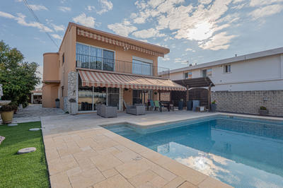 Maison - 237 m² - 8 pièces