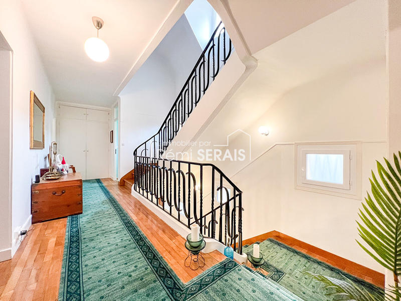 Maison - 248 m² - 9 pièces