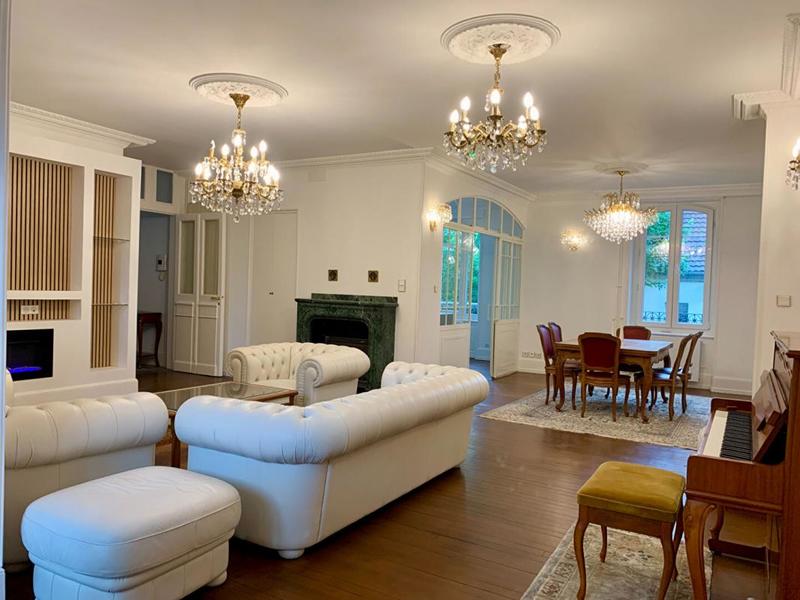 Maison - 217 m² - 8 pièces