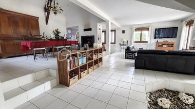 Maison - 225 m² - 9 pièces
