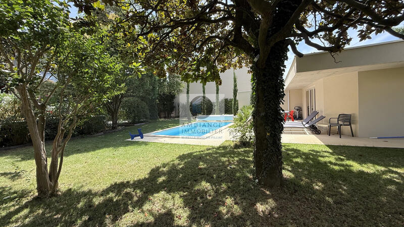 Maison - 342 m² - 9 pièces