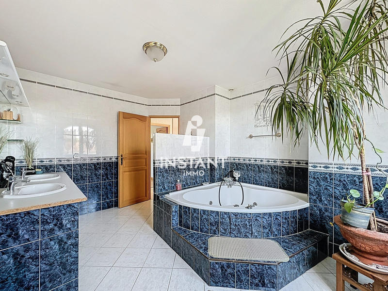 Maison - 200 m² - 7 pièces