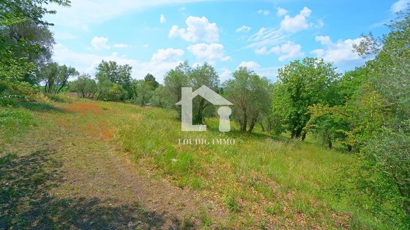 Terrain constructible - 4 500 m²