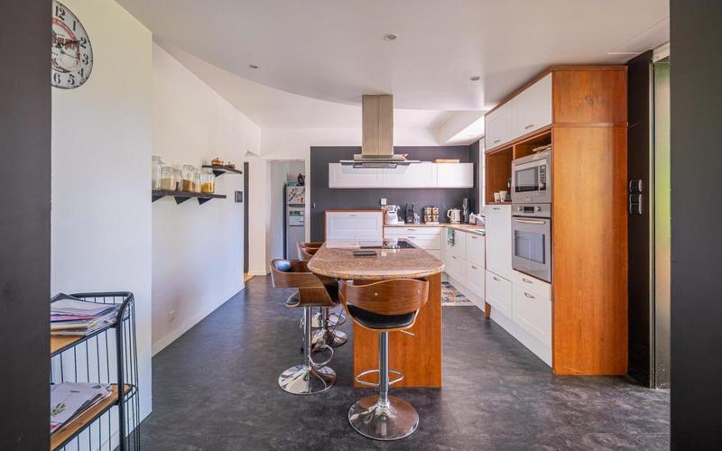 Maison traditionnelle - 261 m² - 6 pièces