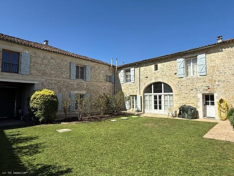 Maison de village - 392 m² - 10 pièces