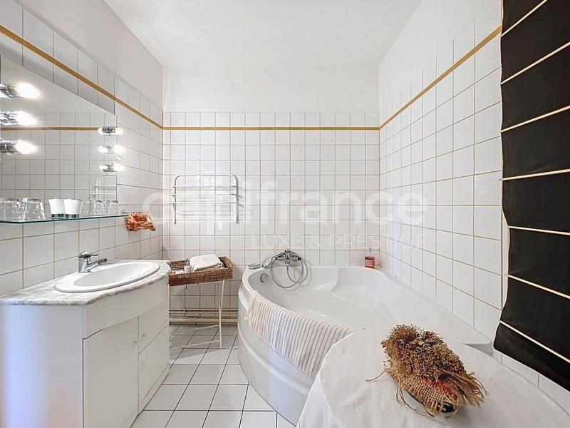 Propriété - 393 m² - 13 pièces