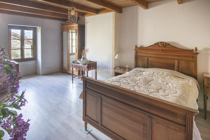 Propriété - 240 m² - 12 pièces