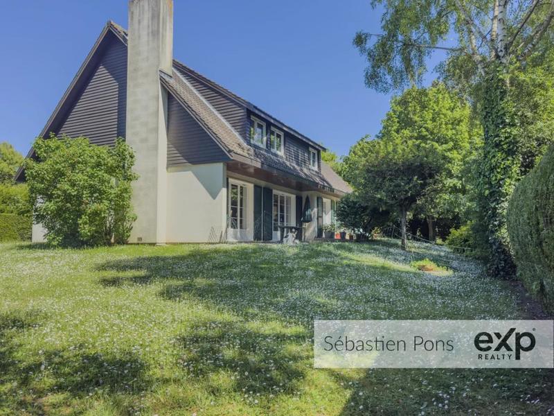 Maison - 230 m² - 8 pièces