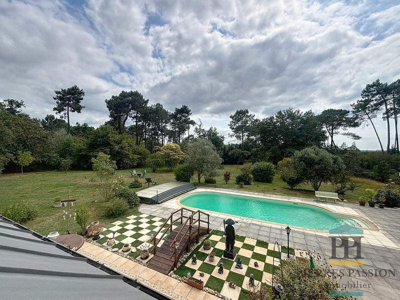 Maison - 221 m² - 7 pièces