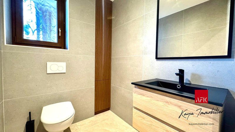 Maison - 235 m² - 7 pièces