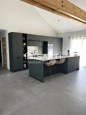Maison - 201 m² - 9 pièces
