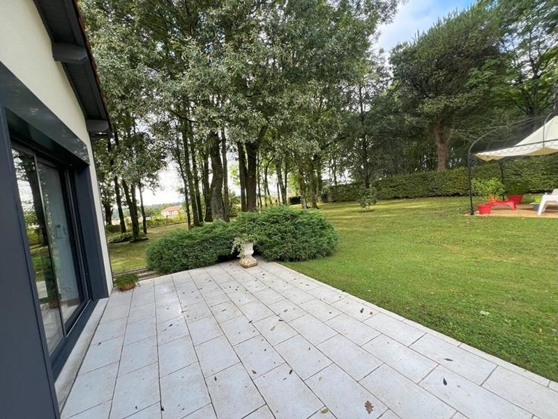 Maison - 270 m² - 12 pièces