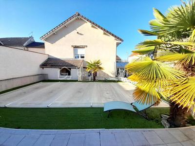 Maison - 270 m² - 12 pièces