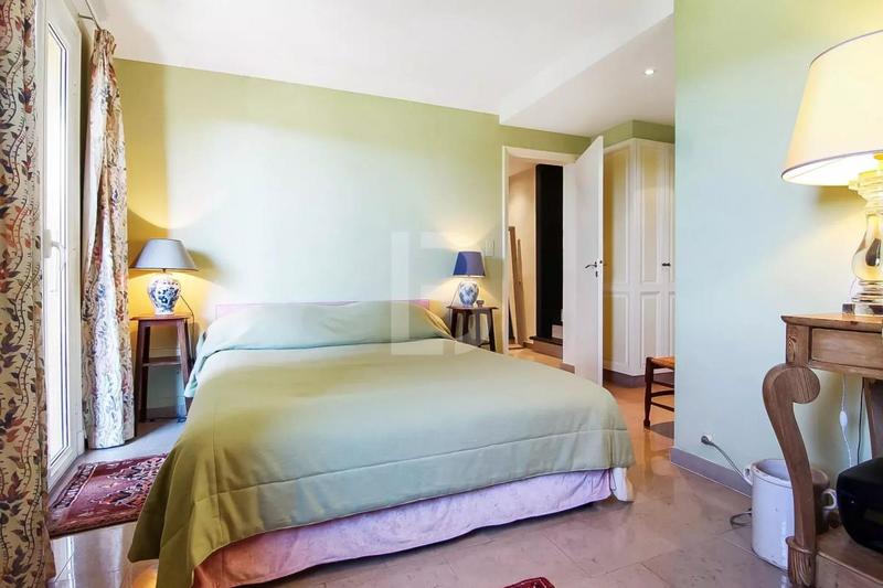 Villa - 368 m² - 10 pièces