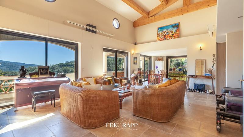 Villa - 247 m² - 6 pièces