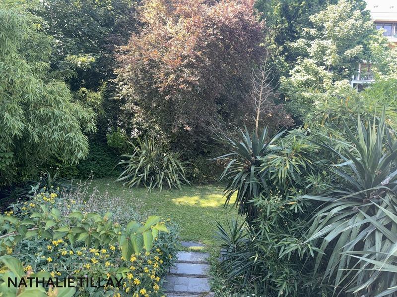 Maison - 330 m² - 8 pièces