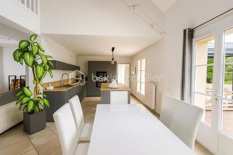 Propriété - 223 m² - 9 pièces