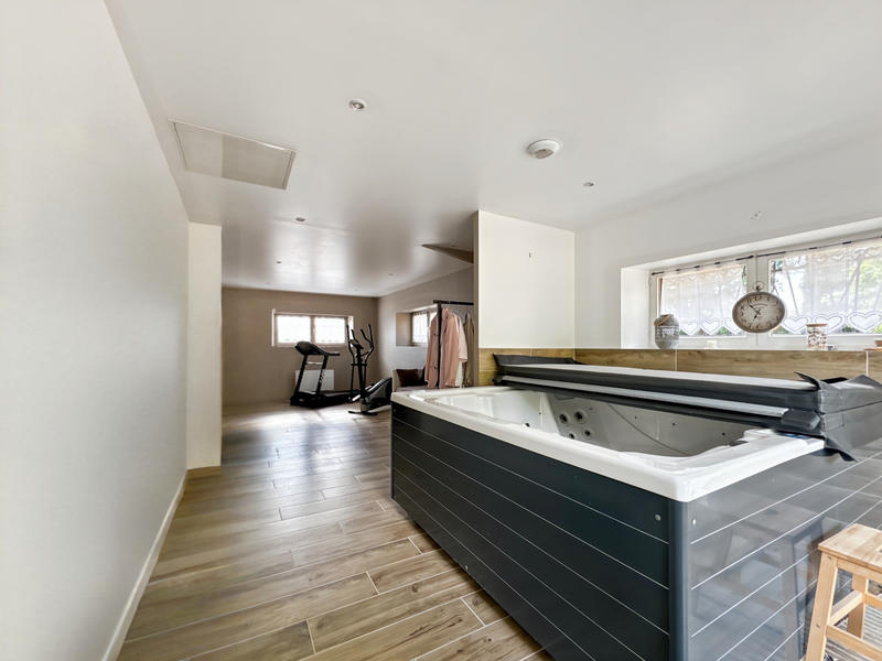 Maison - 250 m² - 8 pièces