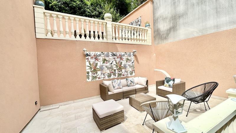 Maison - 230 m² - 8 pièces