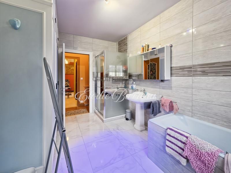 Maison - 225 m² - 10 pièces