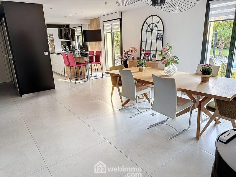 Maison - 230 m² - 7 pièces