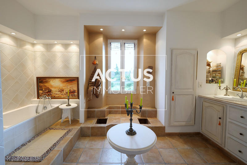 Maison - 220 m² - 7 pièces