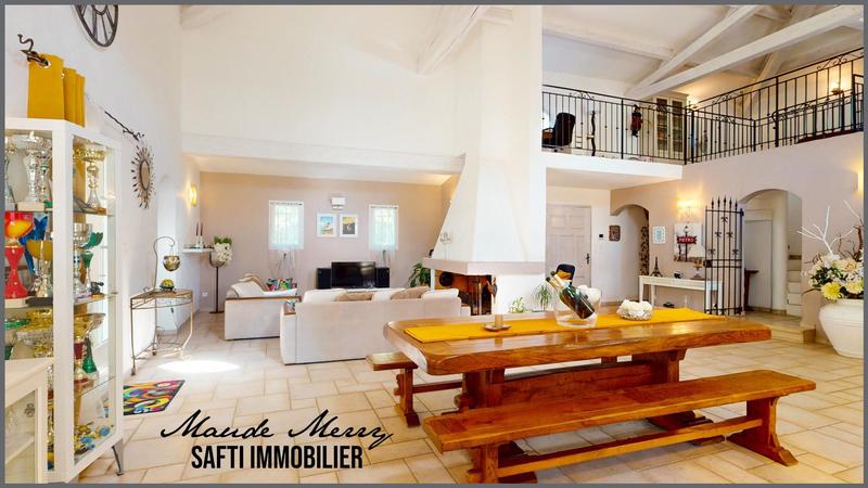 Maison - 230 m² - 6 pièces