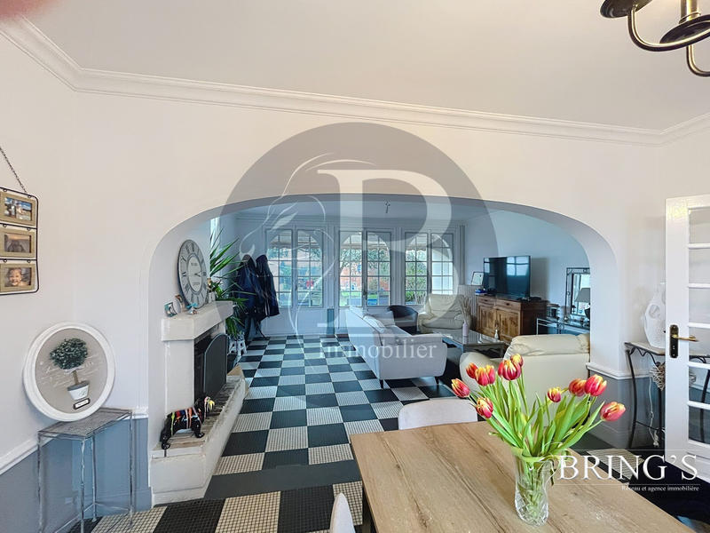 Maison - 196 m² - 9 pièces