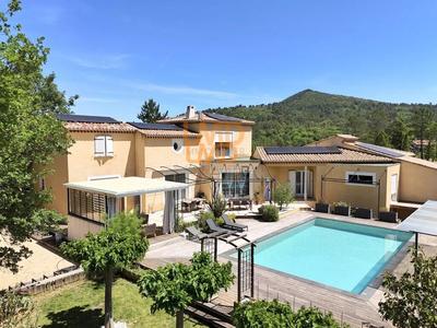 Propriété - 342 m² - 12 pièces